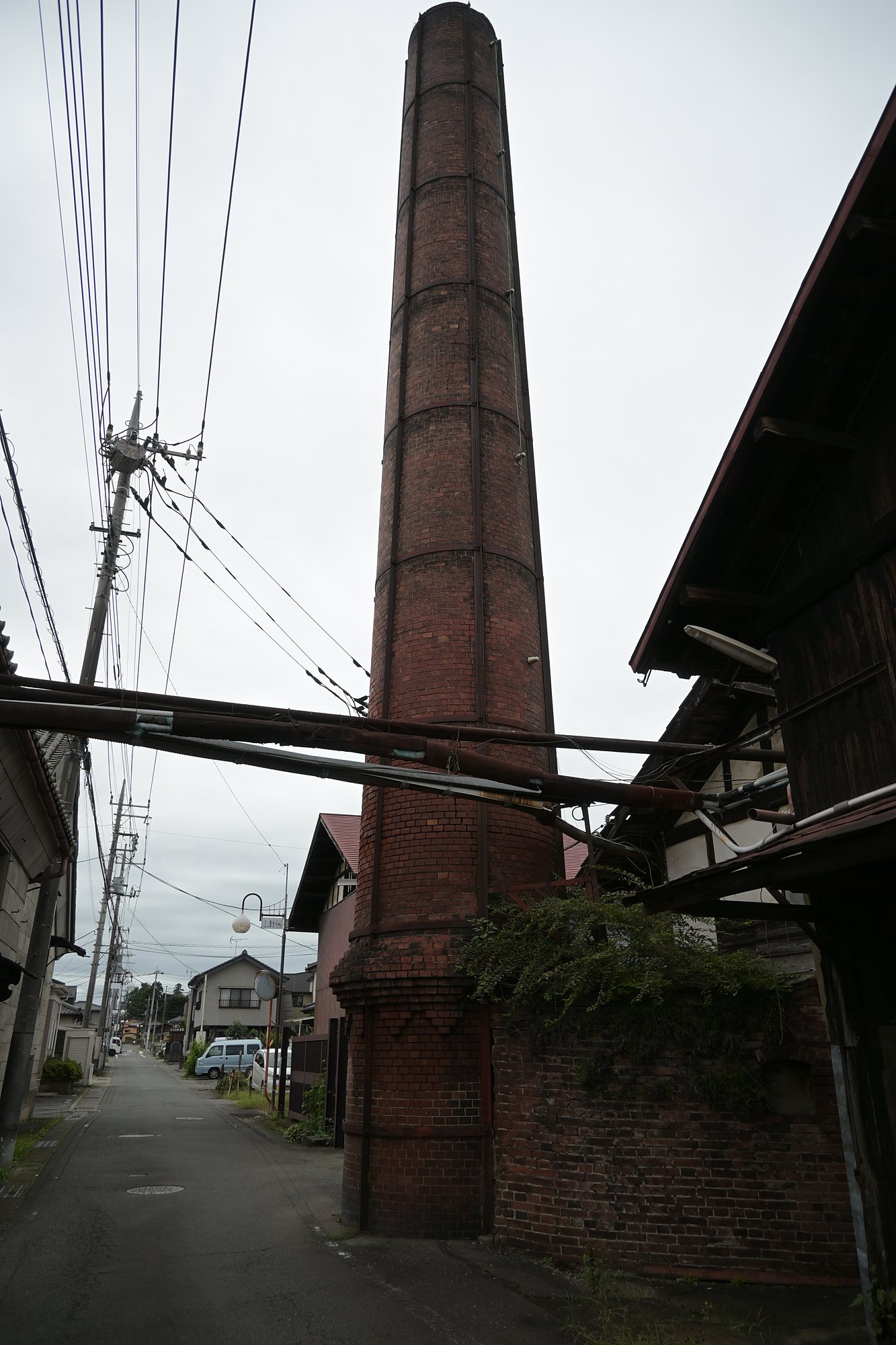 蔵の裏に立つ、れんがの煙突
