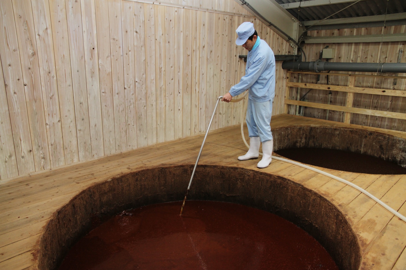 木桶の上で作業する職人