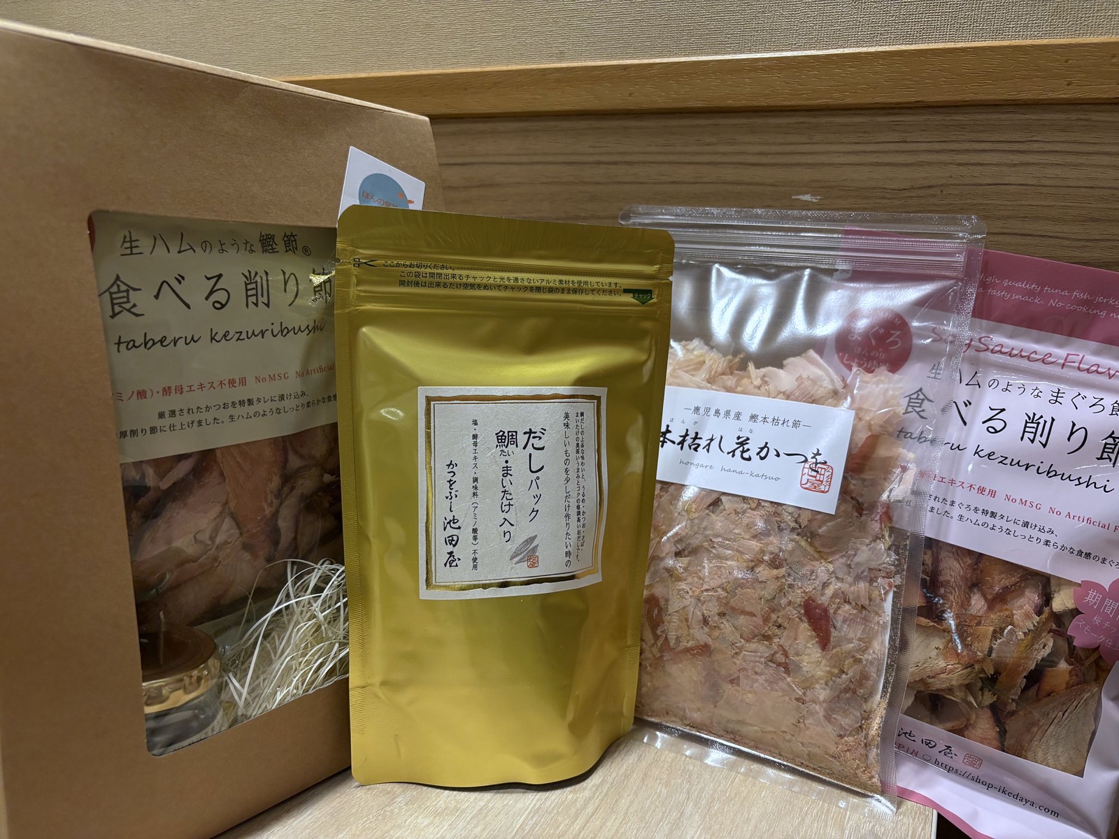 左から「食べる削り節」、だしパック、「本枯れ花かつを」