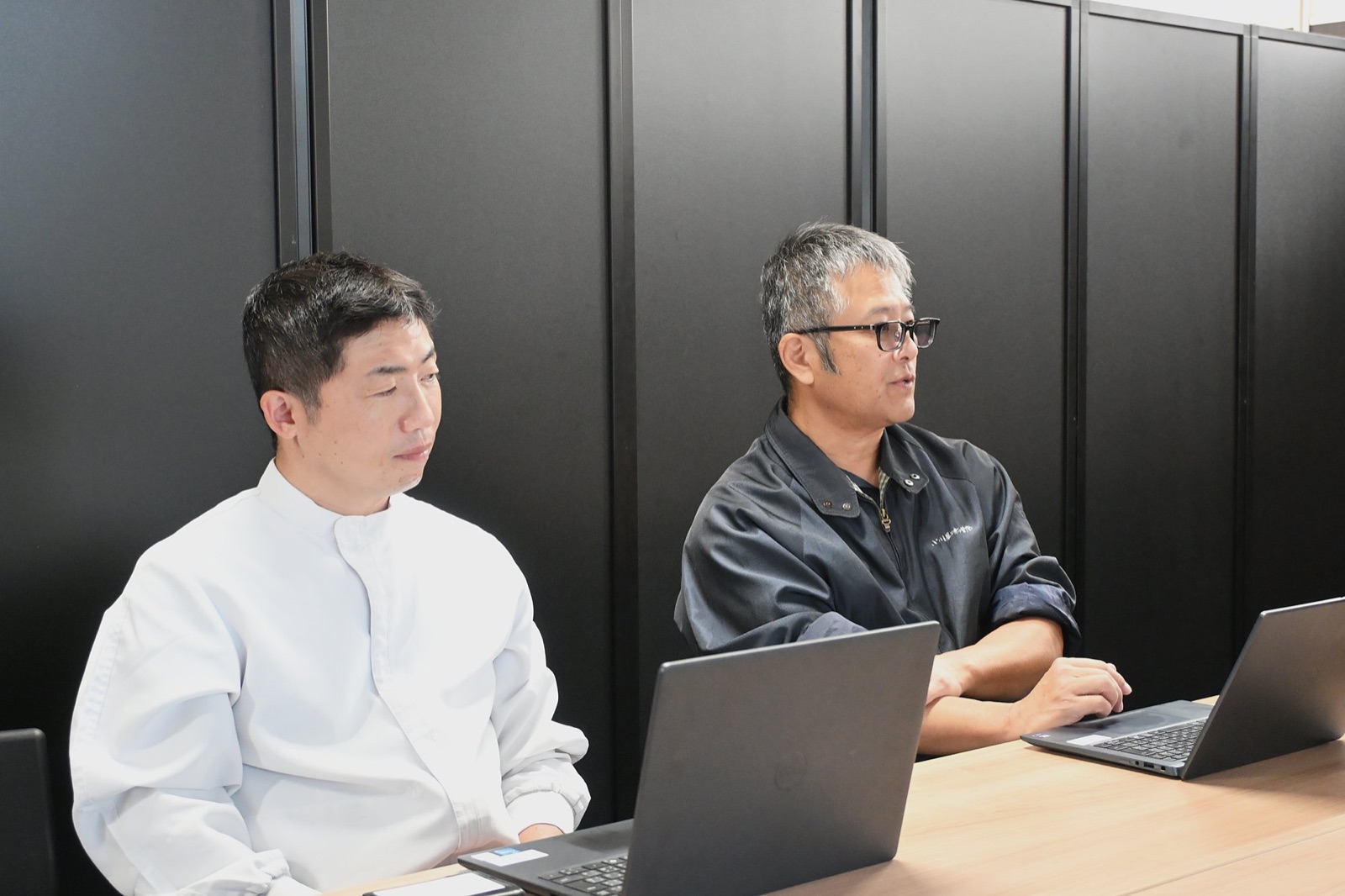 取締役工場長の石川明男さん（左）と、代表取締役の星野英幸さん（右）
